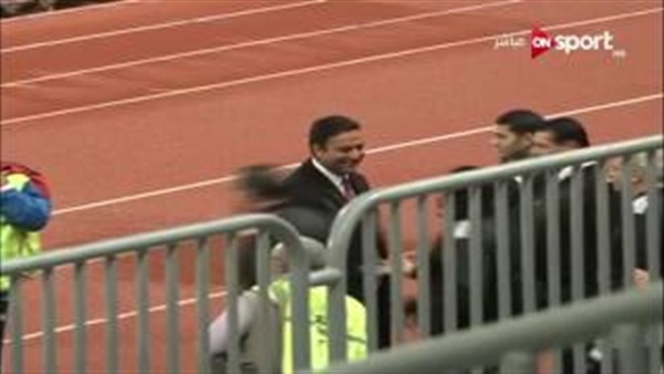 ميدو يقبل رأس حسام حسن قبل انطلاق مباراة دجلة والمصري (فيديو) ميدو يقبل رأس حسام حسن قبل انطلاق مباراة دجلة والمصري (فيديو)