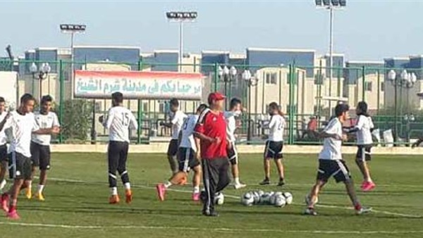 300 فردا في لقاء الفراعنة الصغار أمام الكاميرون