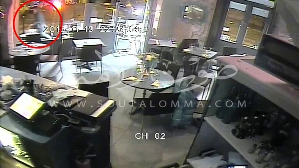 فيديو يعرض اللحظات الأولى للهجوم الإرهابي على مطعم في باريس فيديو يعرض اللحظات الأولى للهجوم الإرهابي على مطعم في باريس