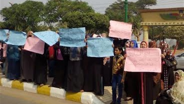بالصور.. وقفة نسائية للمعلمات الحاصلات على عقد الخمسون جنيهاً بالمنيا بالصور.. وقفة نسائية للمعلمات الحاصلات على عقد الخمسون جنيهاً بالمنيا