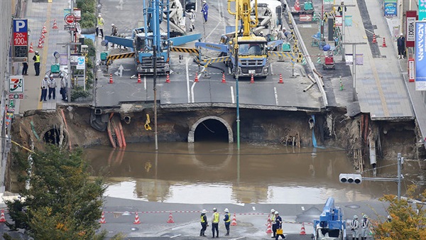 بعد إصلاحات أدهشت العالم.. حفرة اليابان العملاقة تنهار