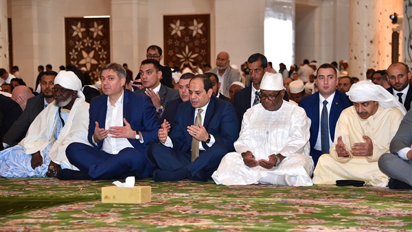 السيسي يؤدي صلاة الجمعة في جامع الشيخ زايد الكبير السيسي يؤدي صلاة الجمعة في جامع الشيخ زايد الكبير