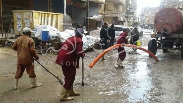 الدفع بـ 5 سيارات لشفط مياه اﻷمطار من شوارع دسوق (صور) الدفع بـ 5 سيارات لشفط مياه اﻷمطار من شوارع دسوق (صور)