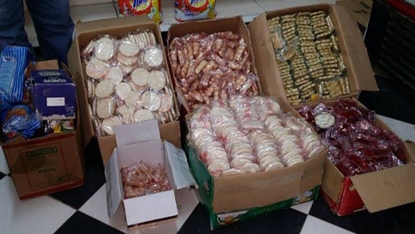ضبط 3 أطنان و5 آلاف قطعة حلوى فاسدة داخل مصنع في العبور