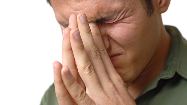 الأسباب الرئيسة للشعور بألم خلف العين وطرق علاجها