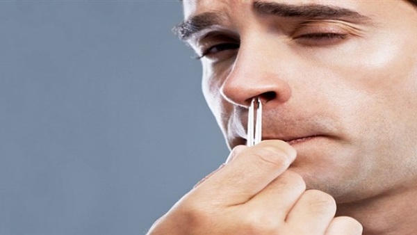 طبيب أمريكي: إزالة شعر الأنف قد تؤدي إلى الموت