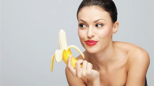 «الموز» .. وصفة طبيعية لبشرة مثالية