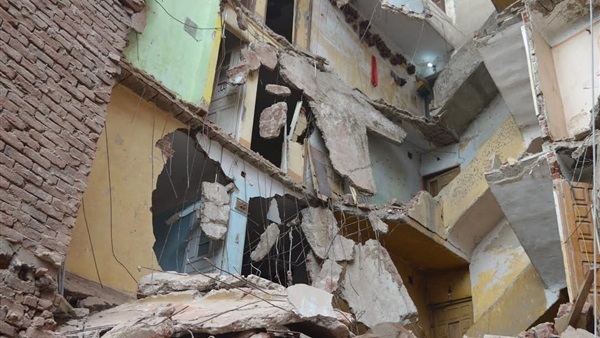 سقوط أجزاء من عقار قديم في الإسكندرية سقوط أجزاء من عقار قديم في الإسكندرية
