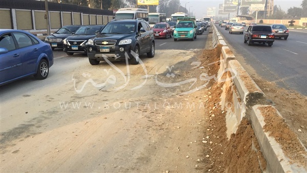 «كثافات مرورية» بعدد من الطرق والمحاور الرئيسية بالقاهرة (صور)