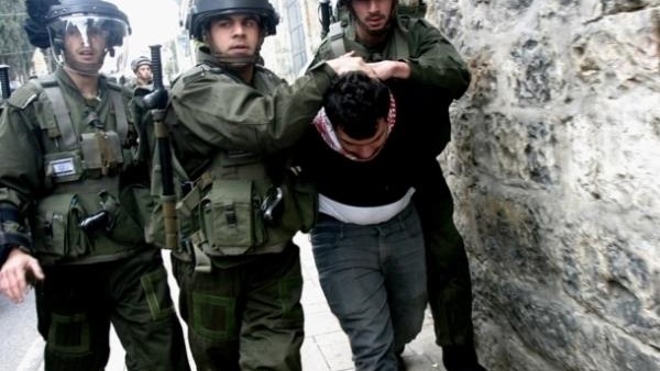 قوات الاحتلال تعتقل 10 فلسطينيين من الضفة الغربية بينهم سيدة