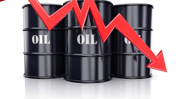 النفط ينخفض بعد تقرير المخزونات الأمريكية وشكوك خفض الإنتاج