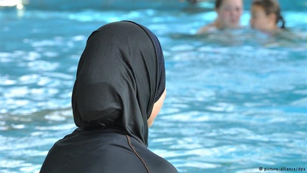 إلزام الطالبات المسلمات في ألمانيا بالمشاركة في حصص السباحة إلزام الطالبات المسلمات في ألمانيا بالمشاركة في حصص السباحة