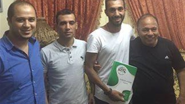 لاعب الإسماعيلي يلجأ لــ «قناع الوجه» في مواجهة الداخلية لاعب الإسماعيلي يلجأ لــ «قناع الوجه» في مواجهة الداخلية