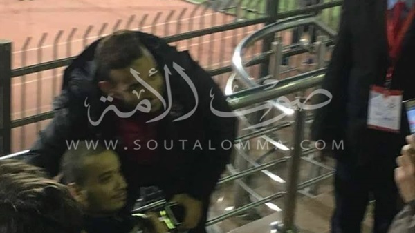 ميدو جابر يلتقط صورة مع أحد الجماهير من ذوى الإعاقة (صور) ميدو جابر يلتقط صورة مع أحد الجماهير من ذوى الإعاقة (صور)
