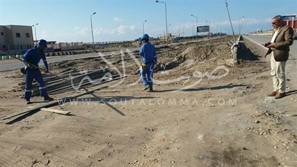 إغلاق الفتحات الغير شرعية بالطريق السريع غرب بورسعيد (صور)