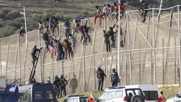 400 من المهاجرين الأفارقة يقتحمون الحدود المغربية الإسبانية