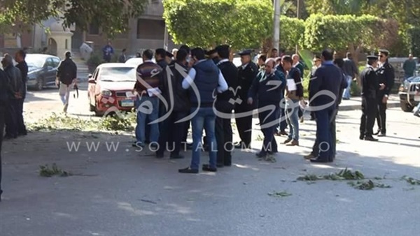 انهيار أمهات شهداء الهرم أمام المشرحة.. ووالدة عز: «هيشدني للجنة» (فيديو) انهيار أمهات شهداء الهرم أمام المشرحة.. ووالدة عز: «هيشدني للجنة» (فيديو)