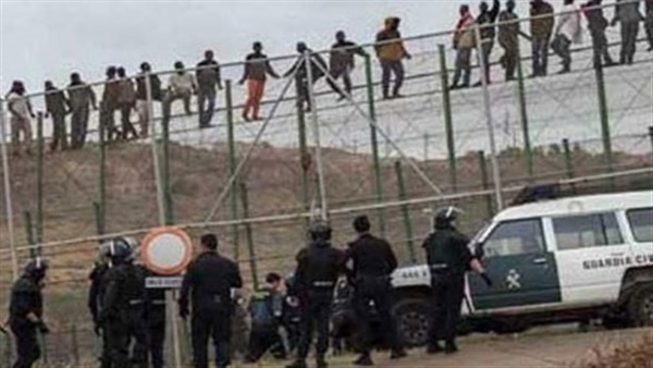 400 مهاجر يقتحمون الحدود الإسبانية في «سبتة»