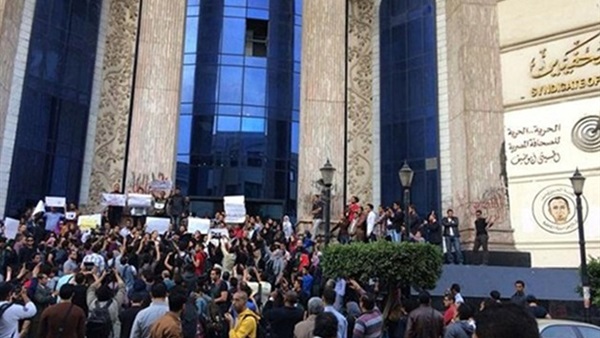 نقابة الصحفيين تطالب «المصري اليوم» بحل أزمة المعتصمين