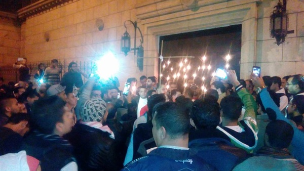 وقفة بالشموع أمام الكاتدرائية تنديدا بالتفجير الإرهابي (فيديو) وقفة بالشموع أمام الكاتدرائية تنديدا بالتفجير الإرهابي (فيديو)