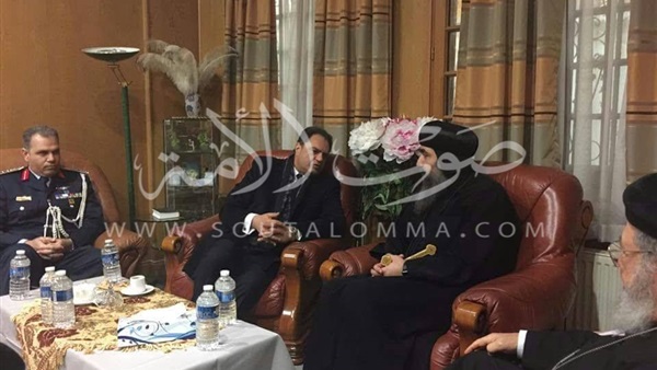 سفير مصر بفرنسا يقدم العزاء لأرواح شهداء كنيسة العباسية (صور)