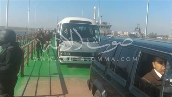 عبور السيارات قناة السويس عبر الكوبري العائم ببورسعيد (صور)