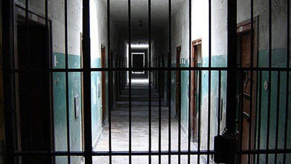 بسبب الجوع والبرد.. هارب من السجن يعود إليه طواعية!