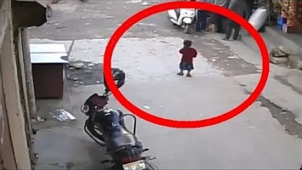 طفلة بريطانية تنجو وتمشي بعد أن صدمها قطار!