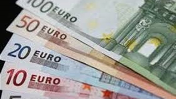 اليورو في أدنى مستوى أمام الدولار منذ 14 عاما اليورو في أدنى مستوى أمام الدولار منذ 14 عاما