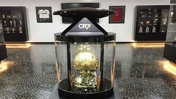 رونالدو يضع «الكرة الذهبية» في متحفه الخاص