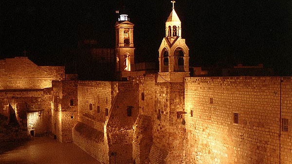 وقفة شموع تضامنا مع «أقباط مصر» بساحة كنيسة المهد بفلسطين