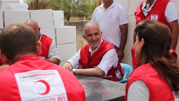 الهلال الأحمر التركي ينشئ مخيماً في إدلب لنازحي حلب