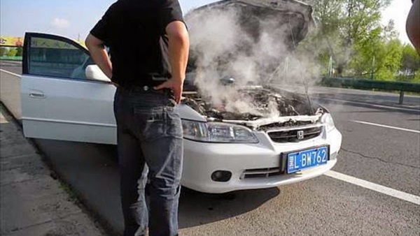 3 أسباب لارتفاع درجة حرارة موتور السيارة 3 أسباب لارتفاع درجة حرارة موتور السيارة