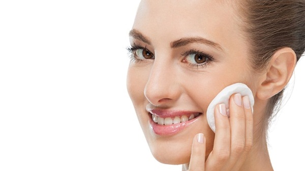 كيف تحمين بشرتك الدهنية من حب الشباب