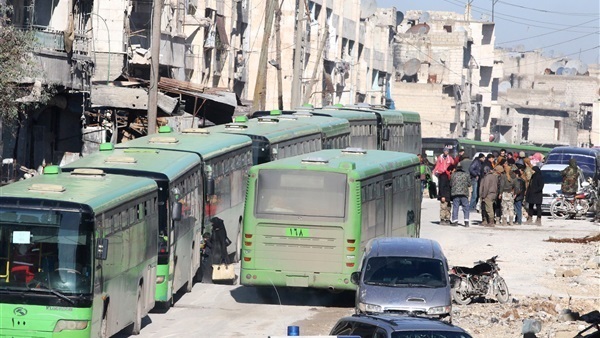 وصول 5 حافلات تقل 450 مدنيا إلى ريف حلب الغربي