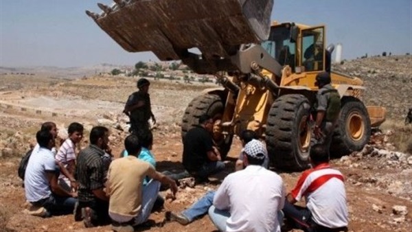 فلسطينيون يتصدون لجرافات الاحتلال الإسرائيلي جنوب الخليل