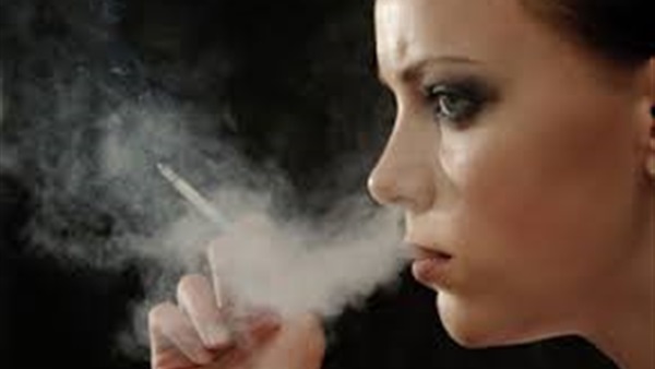 تدخين المراة أكثر خطورة من تدخين الرجل