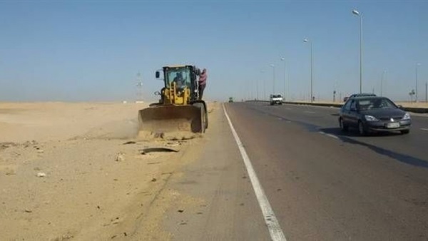 بدء إصلاح ورفع كفاءة الطريق الصحراوي الغربي في المنيا