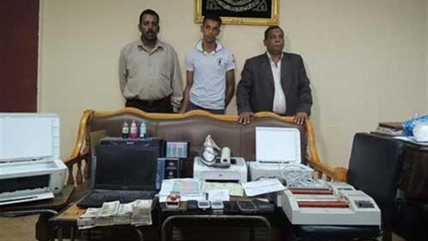 ضبط تشكيل عصابي لتزوير المستندات الرسمية ضبط تشكيل عصابي لتزوير المستندات الرسمية