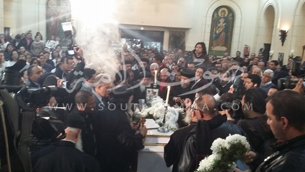بدء صلاة جنازة الشهيدة «ماجي» بالبطرسية بدء صلاة جنازة الشهيدة «ماجي» بالبطرسية