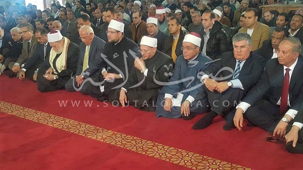 وزير الأوقاف والمفتي يؤديان صلاة الجمعة بالمسجد العباسي