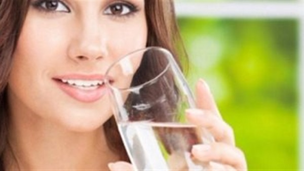 استشاري تغذية يحذر من استبدال أكواب المياه بالمشروبات الدافئة