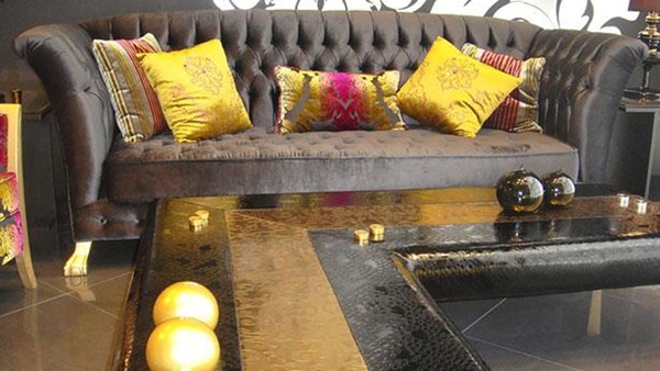 الوسائد والشموع تضفي دفئًا على المنزل