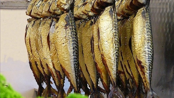 موائد أعياد الميلاد هذا العام تفتقد أسماك السلمون المدخنة 