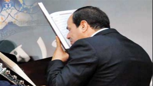 السيسي يتسلم مصحف هدية من شركة النصر للكيماويات