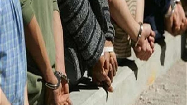 القبض على ثلاثة أشخاص بحوزتهم 2300 قرص مخدر في الوادي الجديد القبض على ثلاثة أشخاص بحوزتهم 2300 قرص مخدر في الوادي الجديد