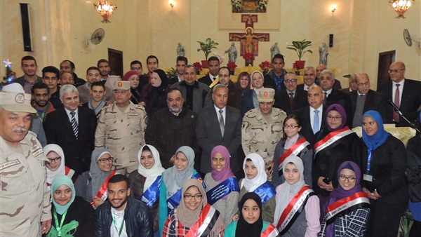 محافظ السويس يقدم التهنئة للأقباط الكاثوليك (صور)