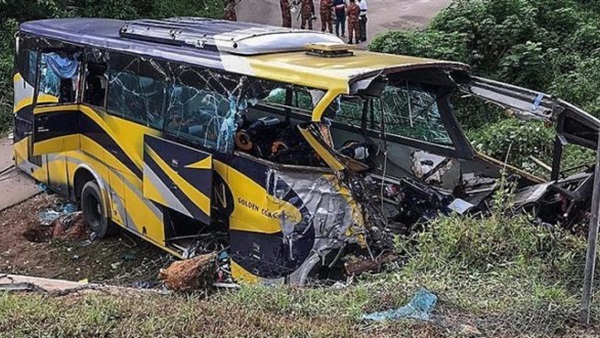 مصرع 14 في انزلاق حافلة ركاب بماليزيا