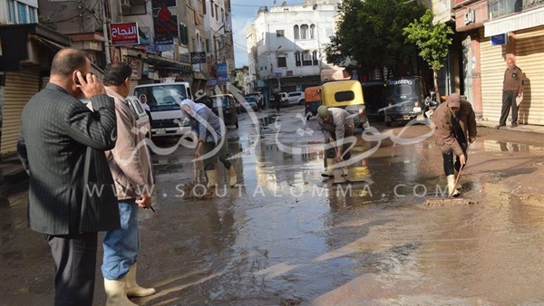 «رئيس مطوبس» يتابع رفع مياه الأمطار من الشوارع‎