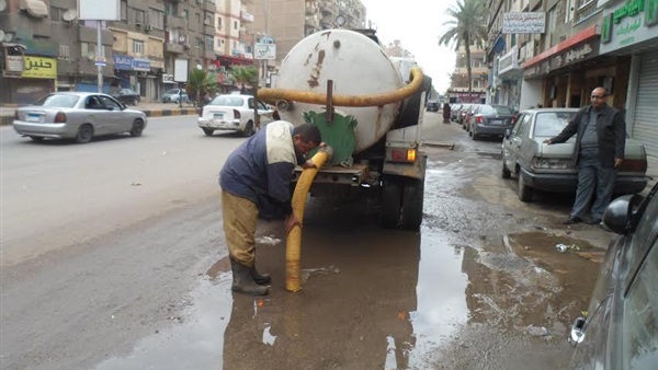 الدفع بـ50 سيارة لشفط مياه الأمطار في الجيزة 